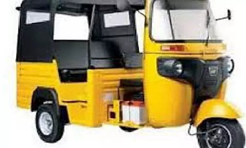 தட்டார்மடம் அருகே பெற்றோருடன் ஆட்டோவில் சென்ற சிறுவன் தவறி விழுந்து பரிதாபமாக இறந்து போனான்.