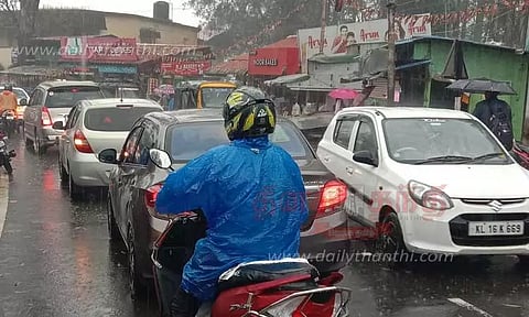 சுற்றுலா வாகனங்களால் போக்குவரத்து நெரிசல்