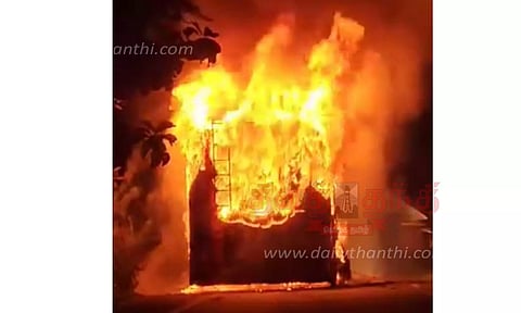 மலைப்பாதையில் தீப்பற்றி எரிந்த சுற்றுலா பஸ்