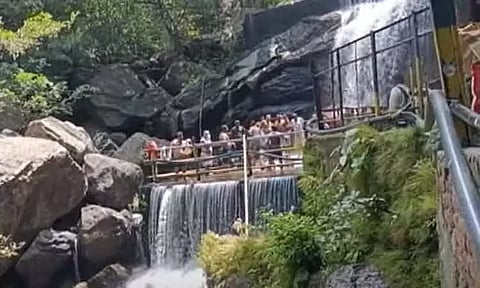 தேனி சுருளி அருவியில் சுற்றுலா பயணிகள் குளிக்க 4 நாட்களுக்குப் பின் வனத்துறை அனுமதி