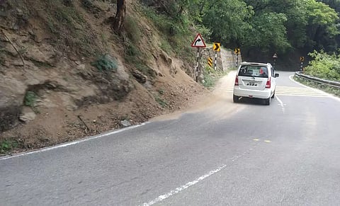 லோயர்கேம்ப்-குமுளி மலைப்பாதையில்மண் சரிவால் விபத்து அபாயம்