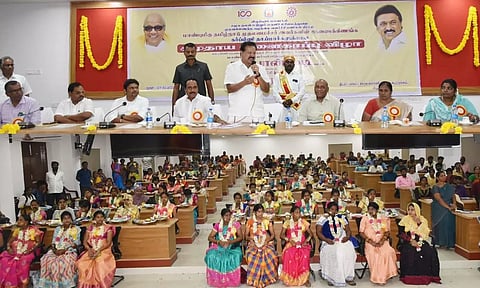 தமிழில் பெயர் வைத்து தமிழ்மொழி மீதான பற்றை வளர்க்க வேண்டும்