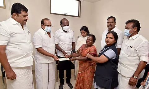 வாணியம்பாடியை சேர்ந்த 2 பேரின் குடும்பத்திற்கு தலா ரூ.3 லட்சம் நிவாரணம்