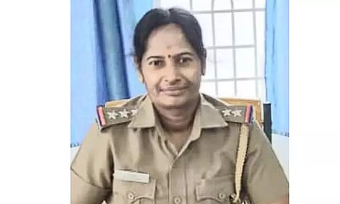 பெண் இன்ஸ்பெக்டர் காத்திருப்போர் பட்டியலுக்கு மாற்றம்