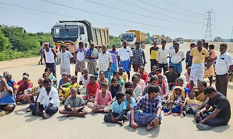 மயானத்திற்கு இடம் வழங்கக்கோரி பொதுமக்கள் சாலை மறியல்