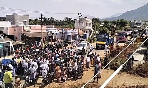 கிராம மக்கள் சாலை மறியல்