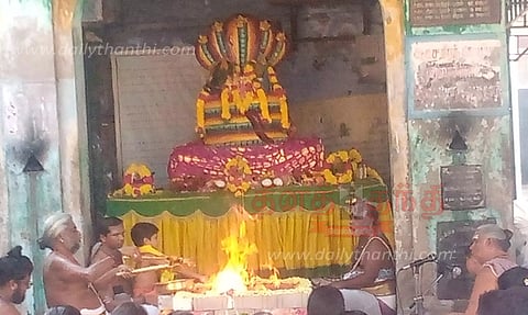 சிவன் கோவிலில் ராகு-கேது பெயர்ச்சி விழா