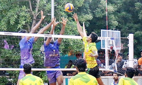 மாநில அளவிலான கைப்பந்து போட்டி: திருச்சி ஜமால்முகமது கல்லூரி அணி அரையிறுதிக்கு தகுதி