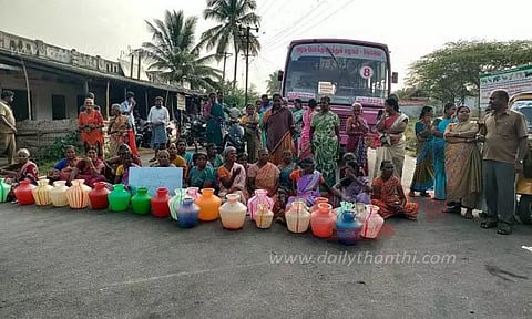 குடிநீர் கேட்டு காலி குடங்களுடன் பொதுமக்கள் சாலை மறியல்