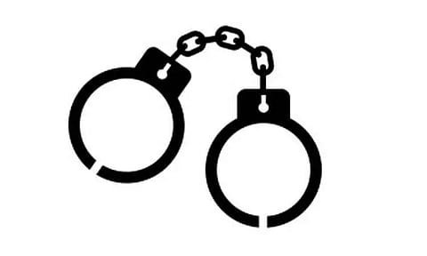 அரசு பஸ் மீது கல்வீசிய லாரி டிரைவர் கைது