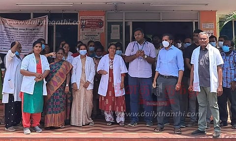 டாக்டர்கள் ஆர்ப்பாட்டம்