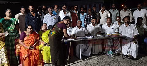 சீர்காழியில் அ.தி.மு.க உறுப்பினர் சேர்க்கை, பூத் கமிட்டி அமைக்கும் முகாம்