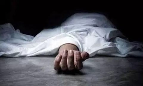 வாய்க்கால் மதகில் மோட்டார் சைக்கிள் மோதி வாலிபர் பலி