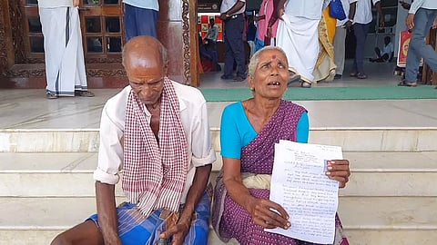 கலெக்டர் அலுவலகத்தில் வயதான தம்பதி தர்ணா