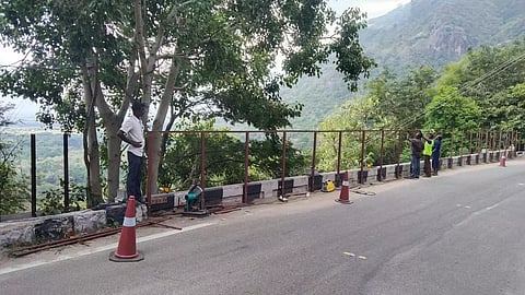 லோயர்கேம்ப்-குமுளி மலைப்பாதையில் வாகன விபத்தை தடுக்க தடுப்பு கம்பிகள்:நெடுஞ்சாலைத்துறையினர் நடவடிக்கை