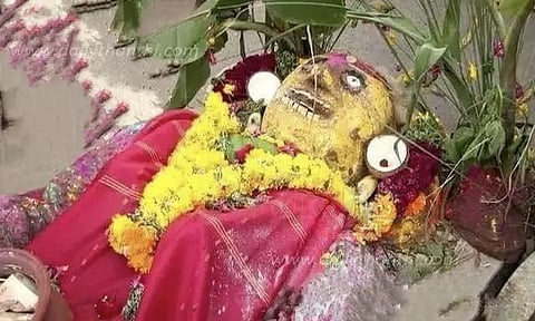 கொடும்பாவியை ஊர்வலமாக இழுத்து சென்று ஒப்பாரி வைத்த பெண்கள்