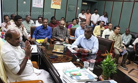 வாய்க்கால் தூர்வாரும் பணிகளை அதிகாரிகள் மேற்கொள்ள வேண்டும்