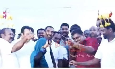 விளையாட்டு துப்பாக்கியால், பலூனை சுட்டு மகிழ்ந்த அமைச்சர் நமச்சிவாயம்!