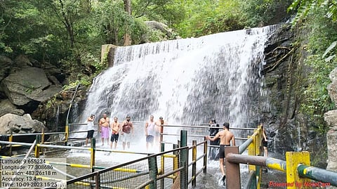 சுருளி அருவியில் ஆர்ப்பரித்து கொட்டிய தண்ணீர்:சுற்றுலா பயணிகள் ஆனந்த குளியல்