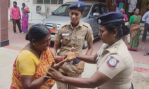 கலெக்டர் அலுவலகத்தில் பெண் தீக்குளிக்க முயற்சி