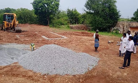 அரசு இடத்தை ஆக்கிரமித்து வீடு கட்டும் பணி தடுத்து நிறுத்தம்