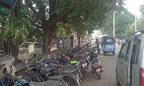 சாலையோரங்களில் நிறுத்தப்படும் வாகனங்களால் விபத்து ஏற்படும் அபாயம்