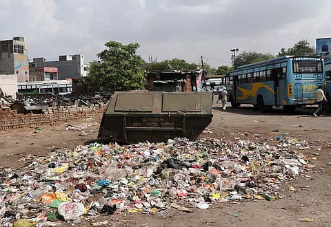 ராபர்ட்சன்பேட்டை பஸ் நிலையத்தில் குவிந்து கிடக்கும் குப்பை கழிவுகள்