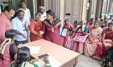 மகளிர் உரிமைத்தொகை கோரி குவிந்த பெண்கள்