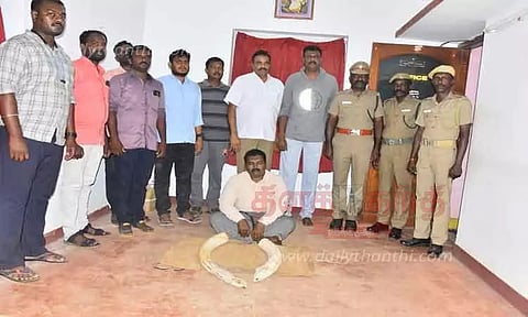 காரில் பதுக்கிய 2 யானை தந்தங்கள் பறிமுதல்