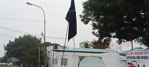 கருப்பூர், மேட்டூரில்தொழிற்சாலைகளில் கவன ஈர்ப்பு போராட்டம்கருப்பு கொடிகட்டி எதிர்ப்பை தெரிவித்தனர்