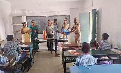 கட்டுரை போட்டியில் வெற்றி பெற்றவர்களுக்கு பரிசு