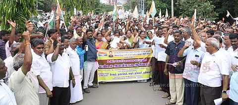 சேலத்தில்தொடக்க கூட்டுறவு வங்கி பணியாளர்கள் ஆர்ப்பாட்டம்