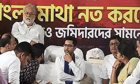 மேற்கு வங்காளத்தில் கவர்னர் மாளிகை முன் நடந்த தர்ணா போராட்டம் வாபஸ் - திரிணாமுல் காங்கிரஸ் அறிவிப்பு