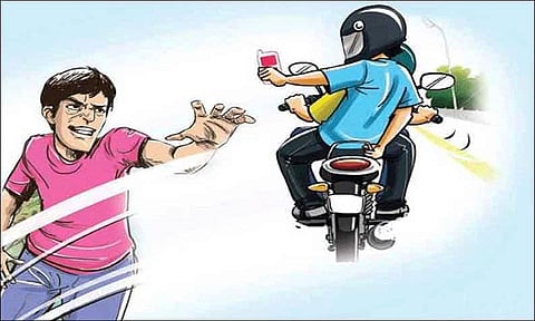 நடைபயிற்சி சென்ற டாக்டரிடம் செல்போன் பறிப்பு