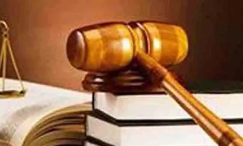 ஏரியில் மணல் கடத்தல் குறித்து புகார் அளித்தவருக்கு மிரட்டலா?- கலெக்டர் அறிக்கை அளிக்க ஐகோர்ட்டு உத்தரவு