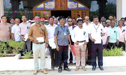 தொழில்முனைவோர்கள் கருப்பு பட்டை அணிந்து கலெக்டரிடம் மனு