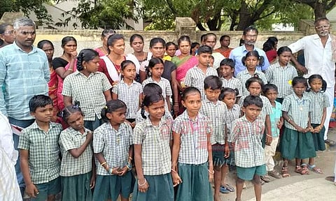 பள்ளிக்கு வராத தலைமை ஆசிரியர் மீது நடவடிக்கை- கலெக்டரிடம் மாணவர்கள் மனு