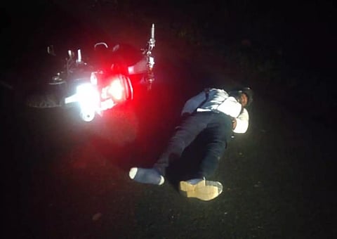 மோட்டார் சைக்கிளை போட்டுவிட்டு நடுரோட்டில் படுத்துகிடந்த போதை ஆசாமி