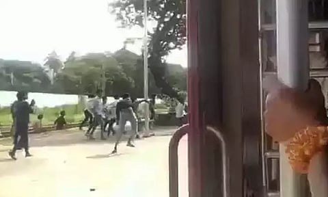 பெரம்பூர் லோகோ ரெயில் நிலையத்தில் கல்லூரி மாணவர்கள் மோதல்; மின்சார ரெயில் மீது கல்வீச்சு