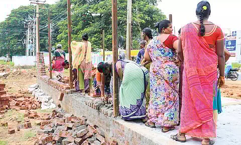 திருத்தணியில் சுடுகாடு இடத்தில் கடைகள் கட்ட பொதுமக்கள் எதிர்ப்பு - சுவர்களை இடித்து அகற்றினர்