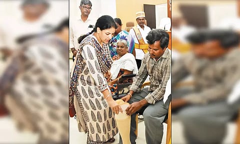 மக்கள் குறைதீர்க்கும் நாள் கூட்டத்தில் மாற்றுத்திறனாளிகளுக்கு நலத்திட்ட உதவிகள் - கலெக்டர் வழங்கினார்