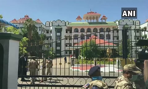 தேவர் தங்கக்கவசத்தை திண்டுக்கல் சீனிவாசனிடம் ஒப்படைக்க மதுரை ஐகோர்ட் கிளை உத்தரவு