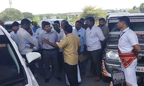 சர்வீஸ் சாலையை விரைவில் அகலப்படுத்த வேண்டும்