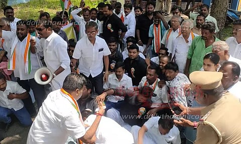 முதன்மை கல்வி அலுவலகத்தை காங்கிரசார் முற்றுகை