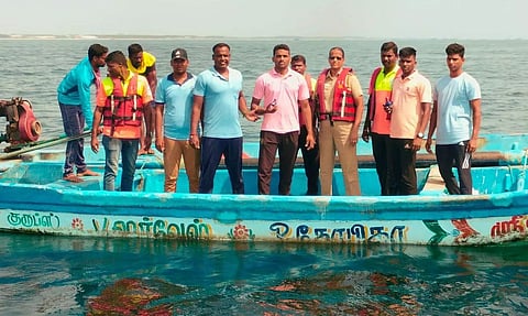 தீவிரவாதிகள் போல் படகில் வந்த 6 பேர் சிக்கினர்