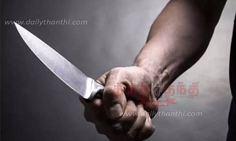 பெண்ணிடம் பேசுவதை கண்டித்து வடமாநில வாலிபர்கள் 2 பேருக்கு கத்திக்குத்து