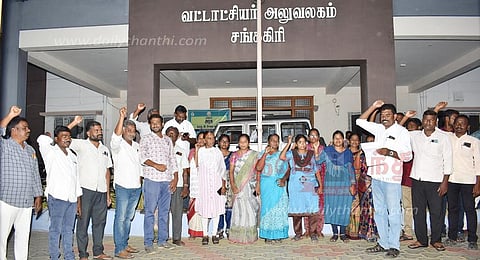 எடப்பாடி, சங்ககிரியில் கிராம நிர்வாக அலுவலர்கள் ஆர்ப்பாட்டம்