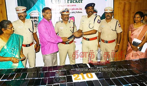 ரூ.40 லட்சம் மதிப்புடைய 210 செல்போன்கள் மீட்டு உரியவர்களிடம் டி.ஐ.ஜி.முத்துசாமி வழங்கினார்