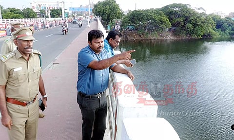 காவிரி ஆற்றில் முதலை நடமாட்டம்; வனத்துறையினர் எச்சரிக்கை