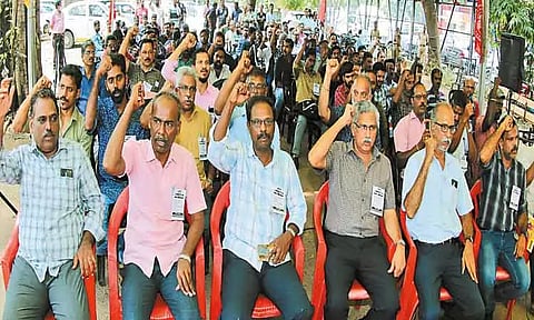வேலை நேரத்தை குறைக்கக்கோரி சென்டிரலில் ரெயில் டிரைவர்கள் உண்ணாவிரத போராட்டம்